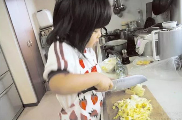 蔡少芬6岁女儿厨艺爆棚：为什么要让孩子学会做饭，这是我见过最好的答案8